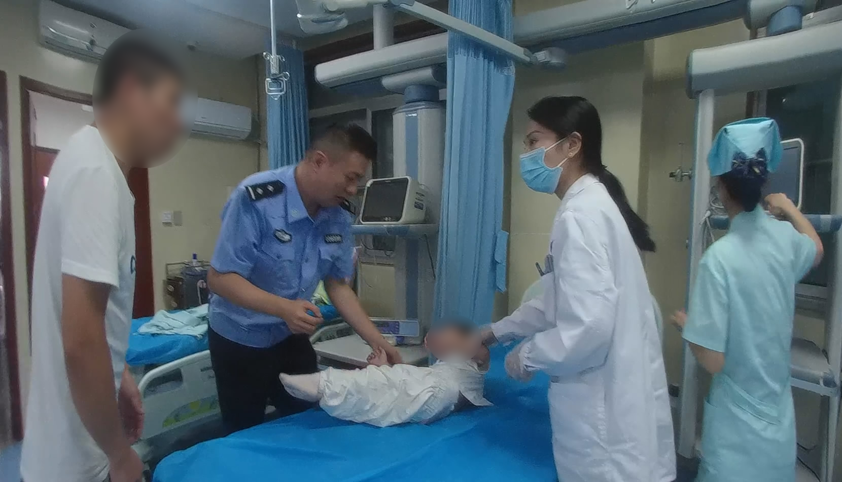 九龙坡区公安分局交巡警支队谢家湾大队民警帮助高烧惊厥孩童及时就医.png