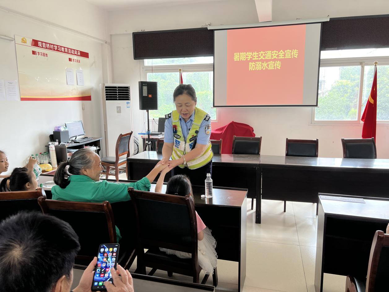 九龙坡区公安分局交巡警支队西彭大队开展交通安全宣传教育活动.png