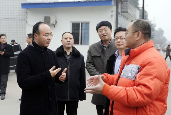 石继东(左)检查西彭镇汽车站安全管理情况      周舸  摄