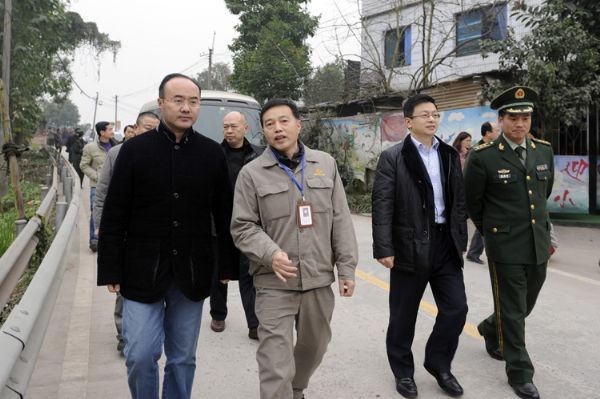 石继东(左)检查西彭镇一五七处输油管线安全管理情况   周舸